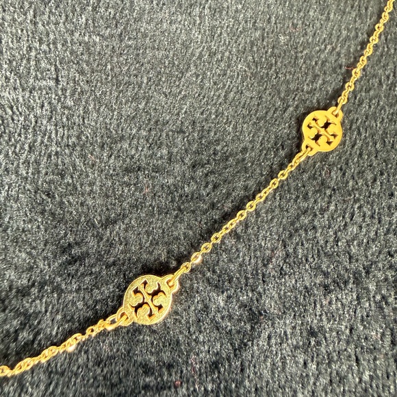 Tory Burch Logo Toggle Short Necklace in Gold 16" Delicate Gold Plated - Picture 2 of 6